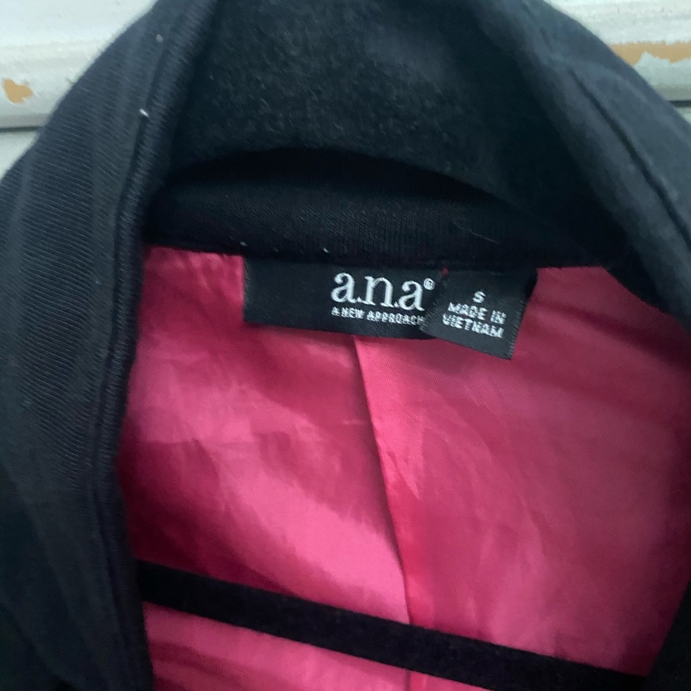 Size Small Black Blazer. Excellent condition.